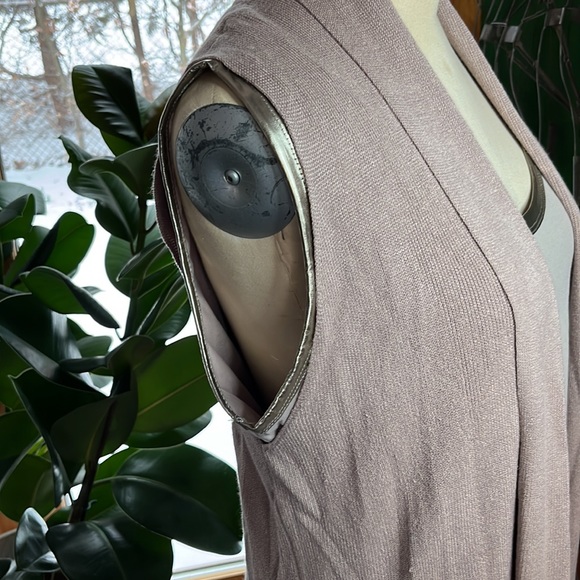 Neutral cardi perfect for the office or office party. - Picture 3 of 8